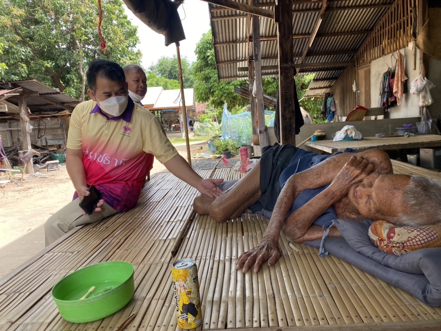 เมื่อวันอังคารที่ 27 มิถุนายน  2566  นายทองคำ  มีหิริ นายกองค์การบริหารส่วนตำบลคอนสาย พร้อมคณะผู้บริหารฯ พนักงานเจ้าหน้าที่ ลงพื้นที่เพื่อให้กำลังใจกับชาวบ้านบ้านดอนม่วง  หมู่ที่  2 และศูนย์พัฒนาเด็กเล็กบ้านดอนม่วง
